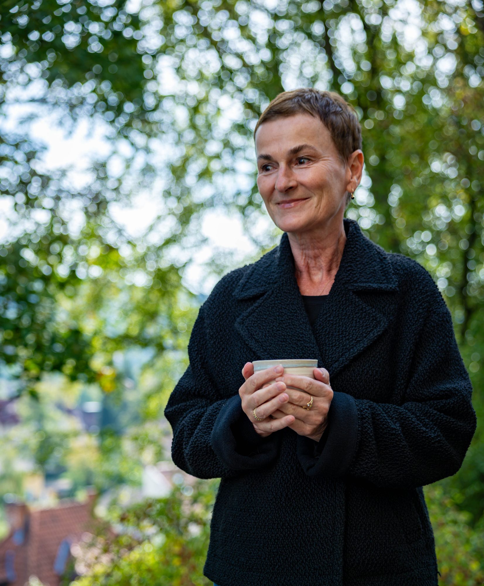 Ina Gerbsch mit einer Tasse im Freien