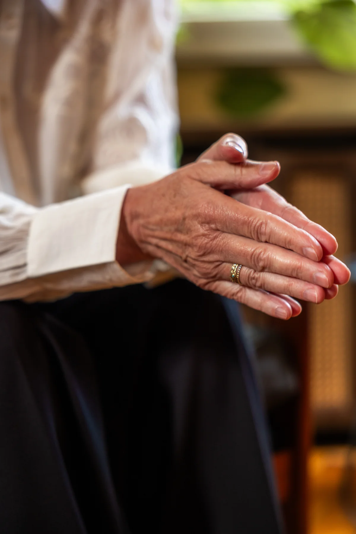 Ina Gerbschs Hände, locker ineinandergelegt, mit goldenem Ring